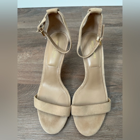 Michael Kors Collection, Tan Suede Kitten Heels, Size 37.5 - Picture 2 of 3